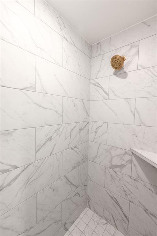 bathroom featuring tiled shower