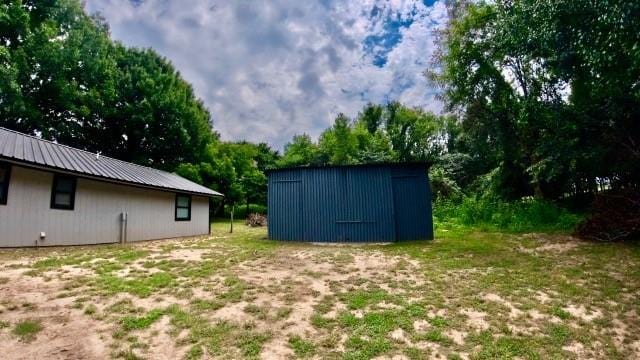 view of yard featuring an outbuilding