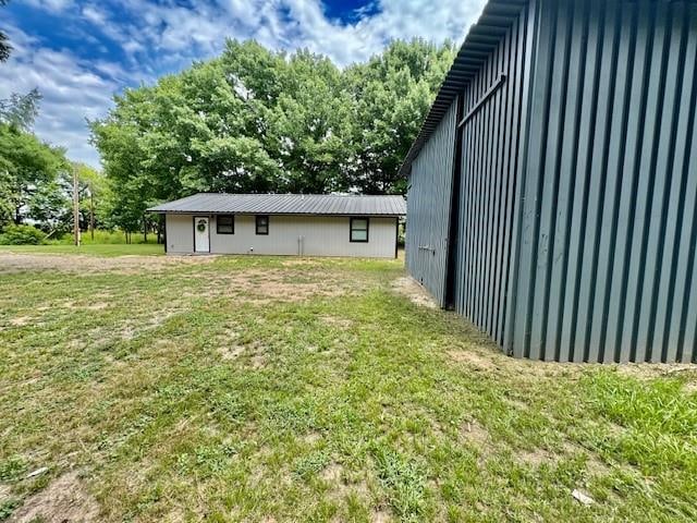 view of yard with an outbuilding