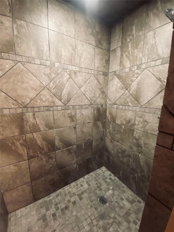 details with a tile shower