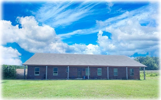 view of front of house featuring a front yard