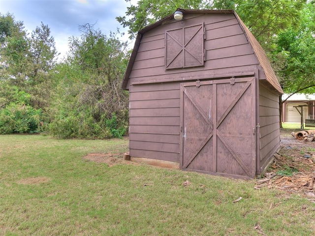 view of outdoor structure with a yard