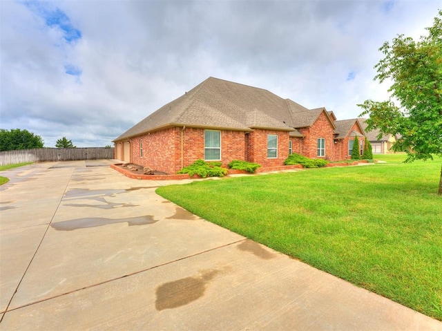 view of front of property featuring a front lawn