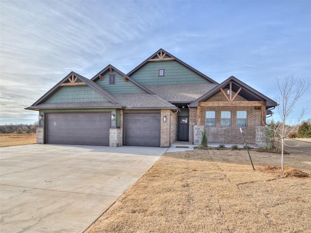 craftsman house featuring a garage