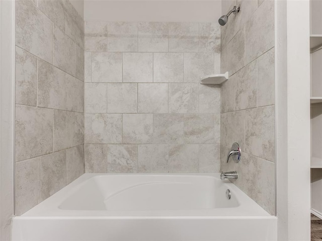 bathroom with tiled shower / bath combo