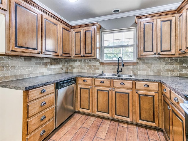 kitchen featuring sink, stainless steel appliances, ornamental molding, decorative backsplash, and light wood-type flooring