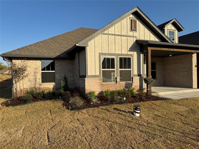 view of front facade featuring a carport and a front yard