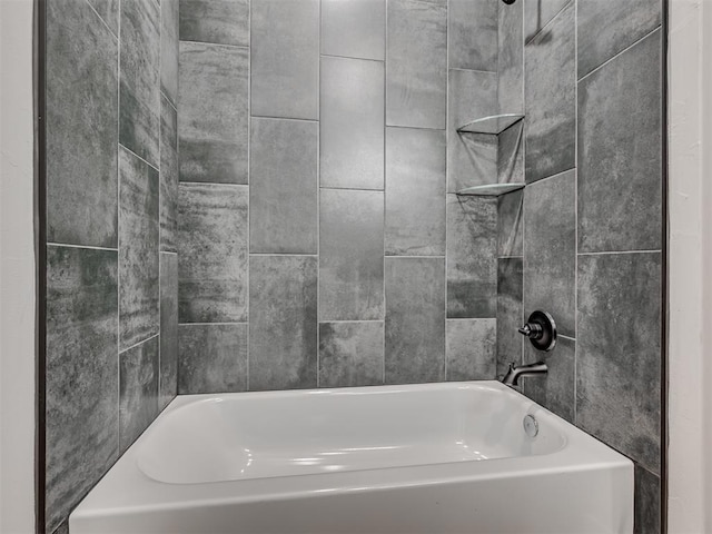 bathroom with tiled shower / bath combo