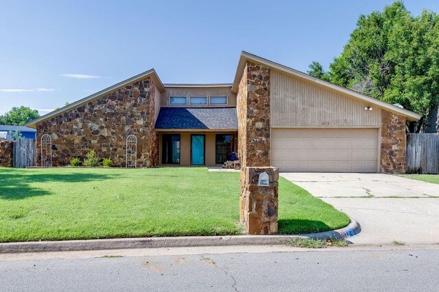 view of front facade featuring a front lawn and a garage