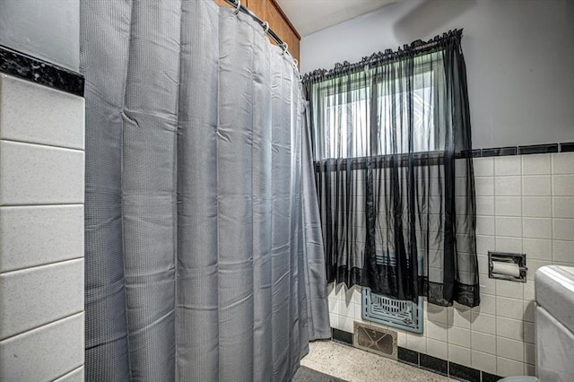 bathroom featuring tile walls