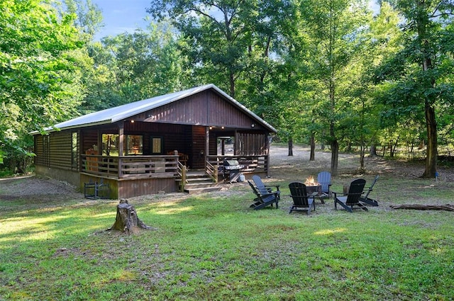 view of front of house featuring a front lawn