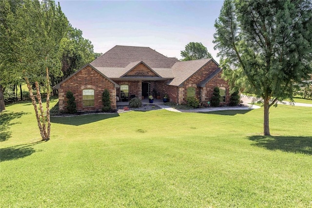 view of front facade with a front yard