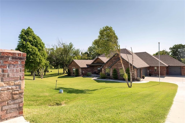 view of front of property featuring a front yard