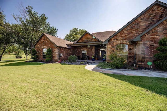 view of front facade with a front lawn