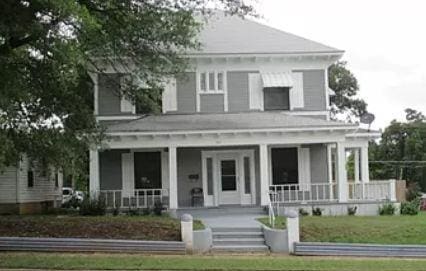 view of front of home featuring a front yard