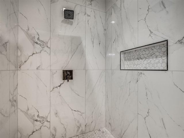 bathroom featuring a tile shower