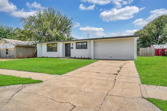 single story home featuring a front yard