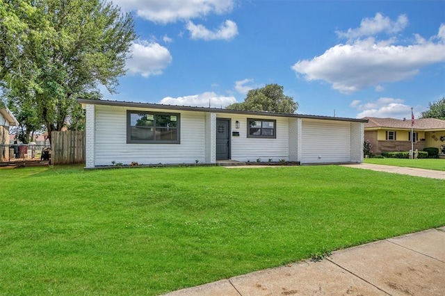 ranch-style house featuring a front yard