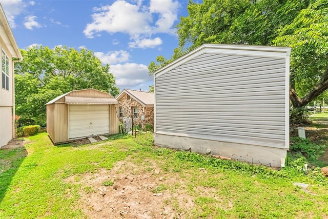 view of yard with an outdoor structure