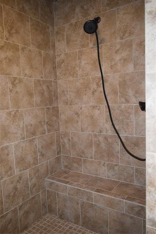 bathroom featuring a tile shower