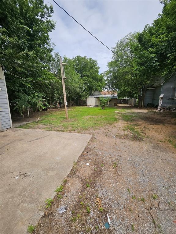 view of yard featuring a patio