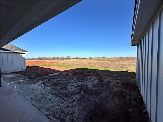 view of yard featuring a rural view