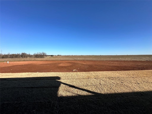 view of yard featuring a rural view