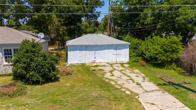 view of yard featuring an outdoor structure