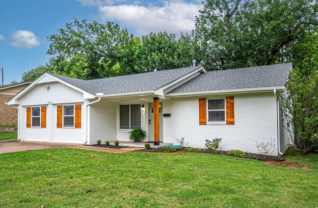 single story home featuring covered porch and a front lawn