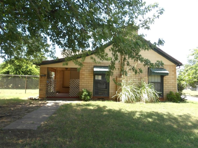 view of front of property with a front yard