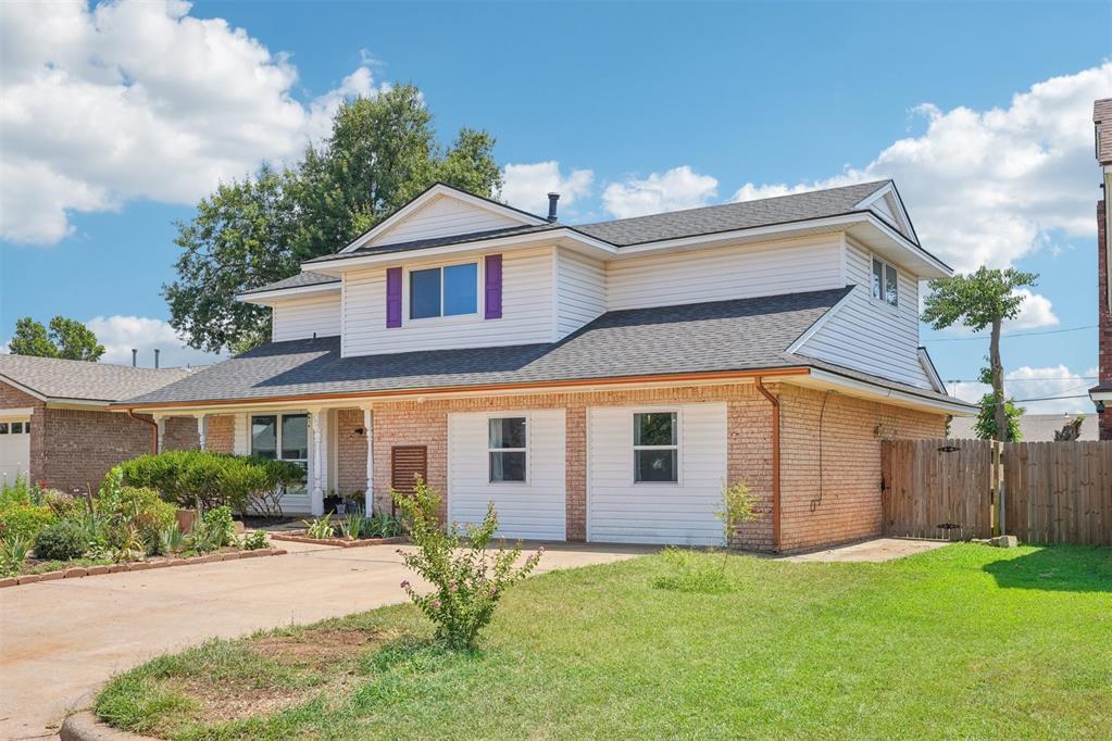 view of front of home featuring a front yard and a garage