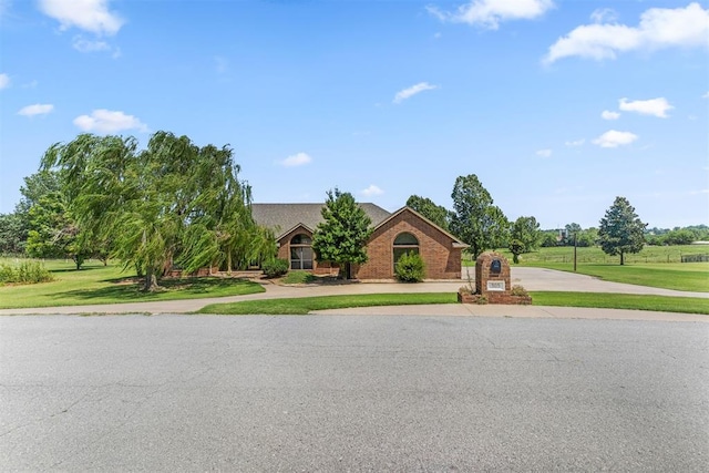 view of front of property featuring a front lawn