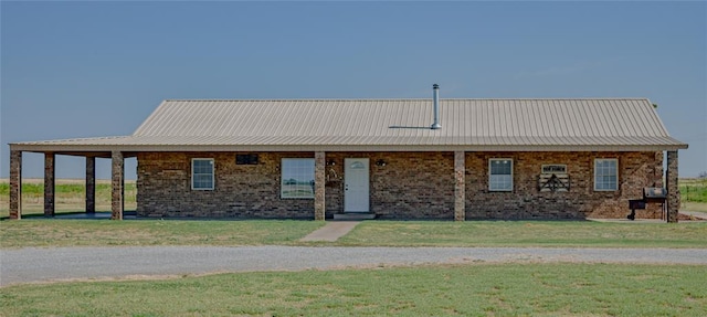 view of front of property featuring a front yard