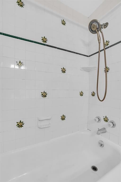 bathroom with tiled shower / bath