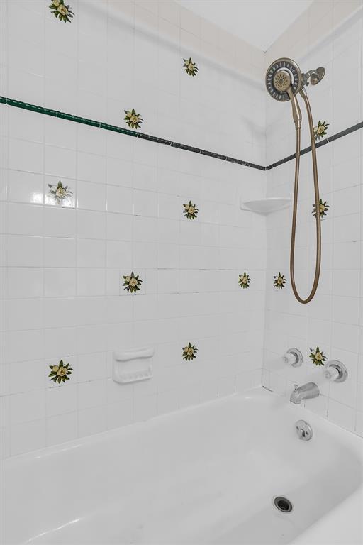 117 W 6th St, Cordell, OK 73632 - full bath featuring shower / bathtub combination