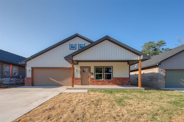 craftsman house featuring a porch, a garage, and a front lawn