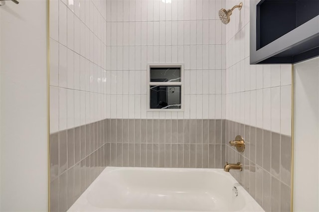 bathroom with tiled shower / bath