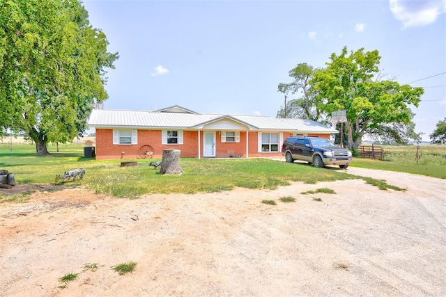 ranch-style house featuring a front yard