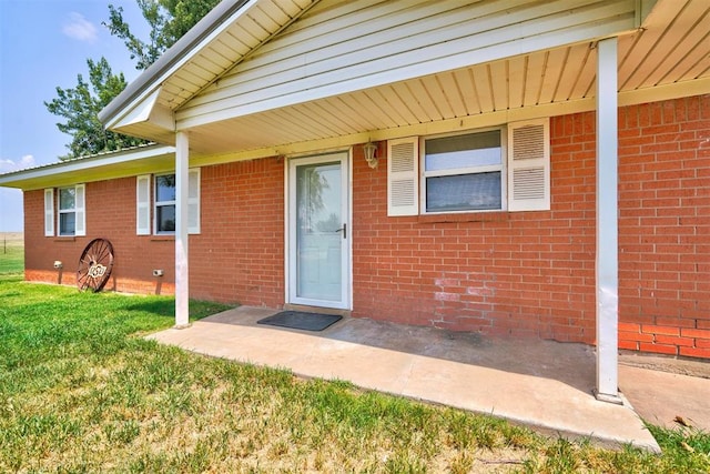 property entrance featuring a lawn