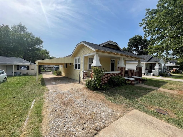 view of front facade featuring a porch, a front yard, and a carport