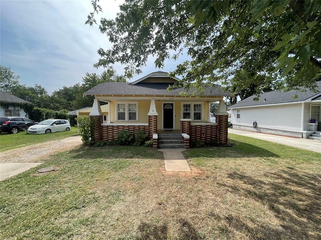 view of front of house featuring a front lawn