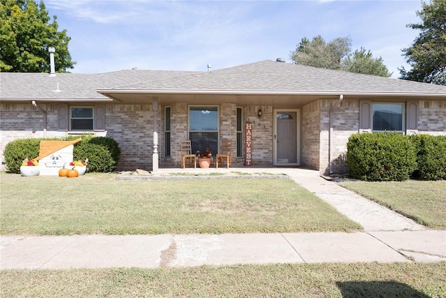 ranch-style home featuring a front lawn