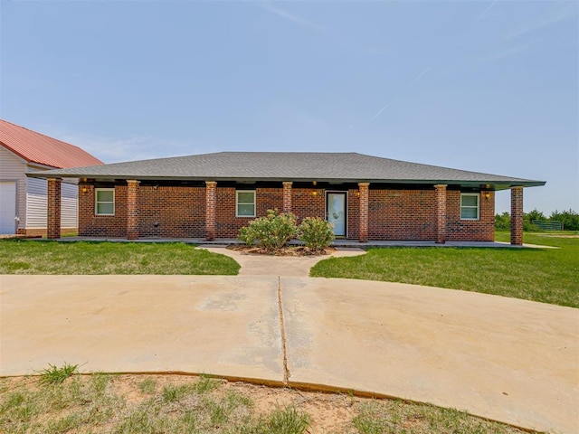 single story home featuring a front lawn