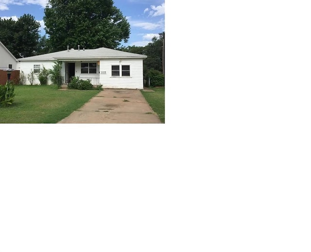 view of front facade with a front lawn