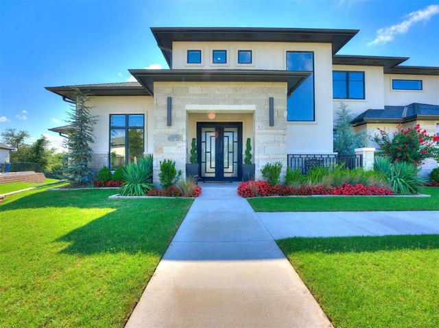 property entrance featuring a lawn