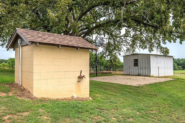 view of outdoor structure with a yard