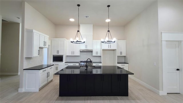 9304 SW 35th St, Oklahoma City, OK 73179 - kitchen with dark countertops, a chandelier, backsplash, and baseboards