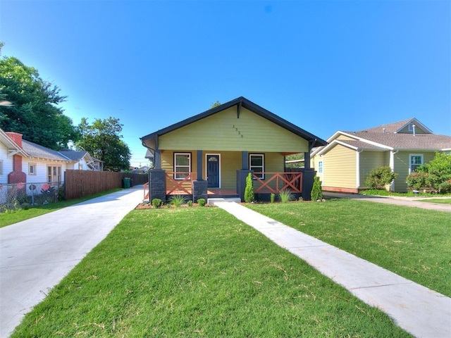 view of front of property featuring a porch and a front lawn