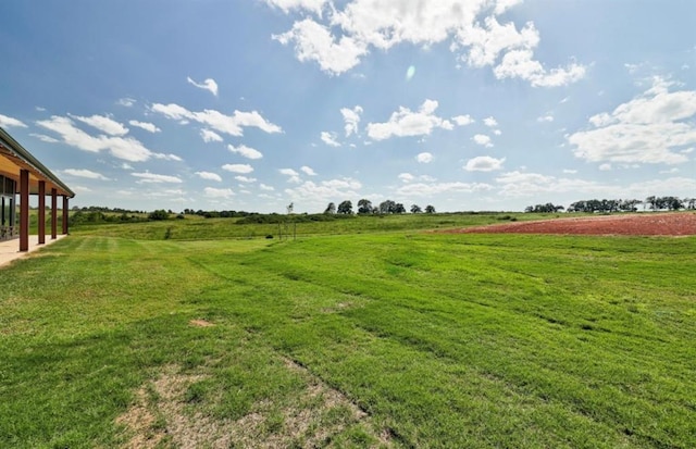 view of yard featuring a rural view