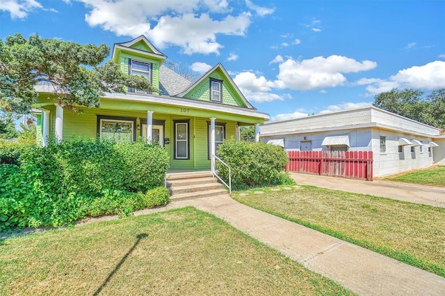 view of front of property featuring a porch and a front yard